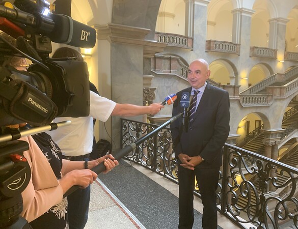 DIE CSU HINTER LANDESPOLITISCHE SCHRANKEN ZURÜCKWEISEN