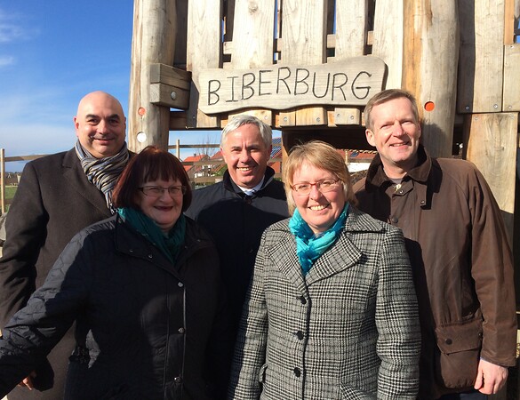Grüne Fraktion besichtigt Spielplatz Biberburg in Burgweinting