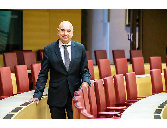 Mit beiden Beinen auf demokratischem Boden stehen