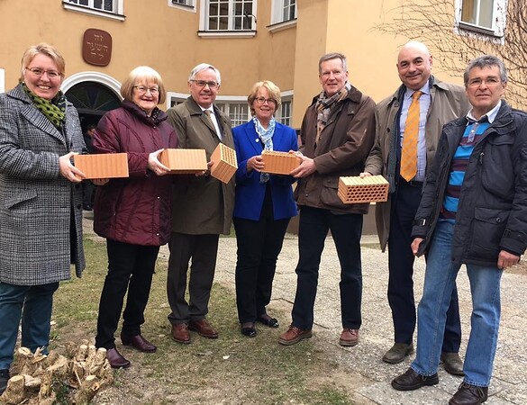 Symbolische Ziegelstein Übergabe