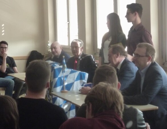 Schülerinnen und Schüler diskutieren über Landespolitik