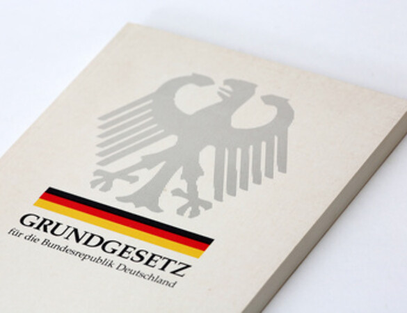 Mit beiden Beinen auf dem Boden der Verfassung