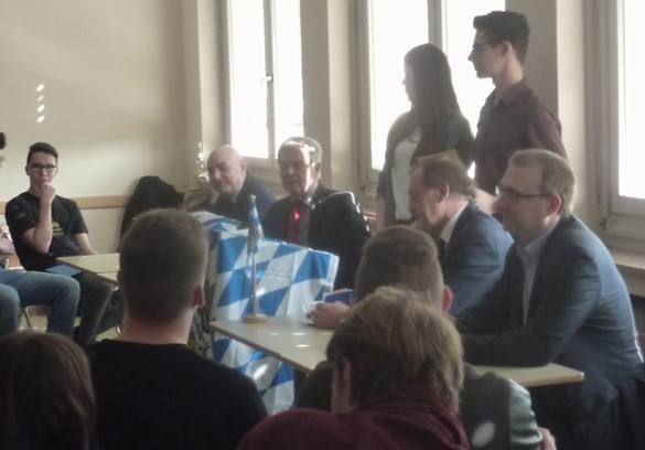 Schülerinnen und Schüler diskutieren über Landespolitik