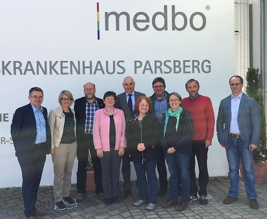 Grüne Bezirksräte besuchen die Forensische Klinik in Parsberg