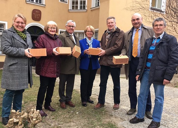 Symbolische Ziegelstein Übergabe